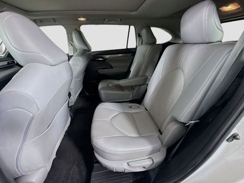 Used 2023 Toyota Highlander Platinum FWD image 24