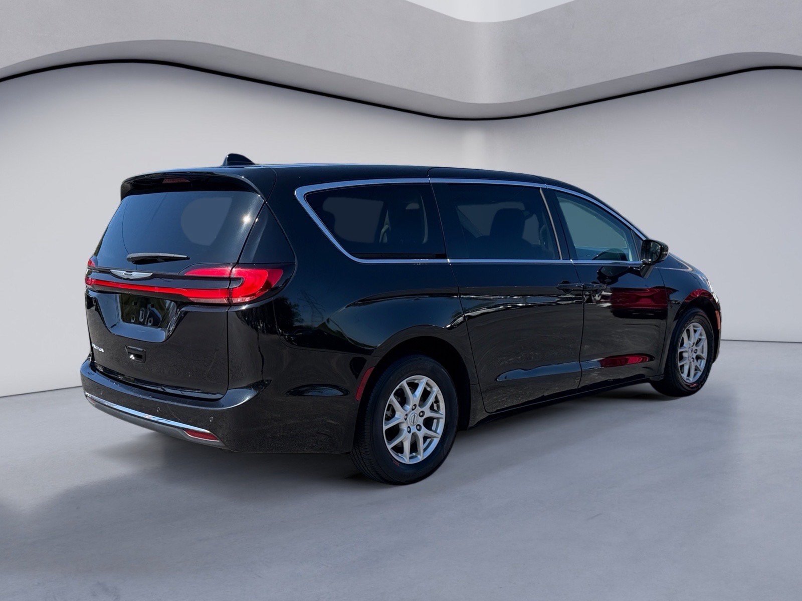 Used 2024 Chrysler Pacifica Touring-L FWD image 5