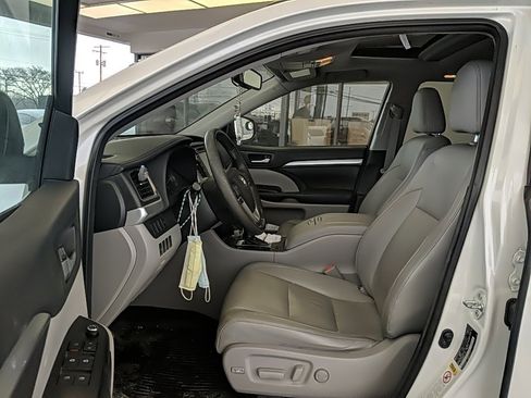 Used 2016 Toyota Highlander XLE image 10