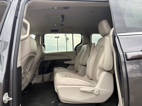 Used 2018 Chrysler Pacifica Touring-L image 9