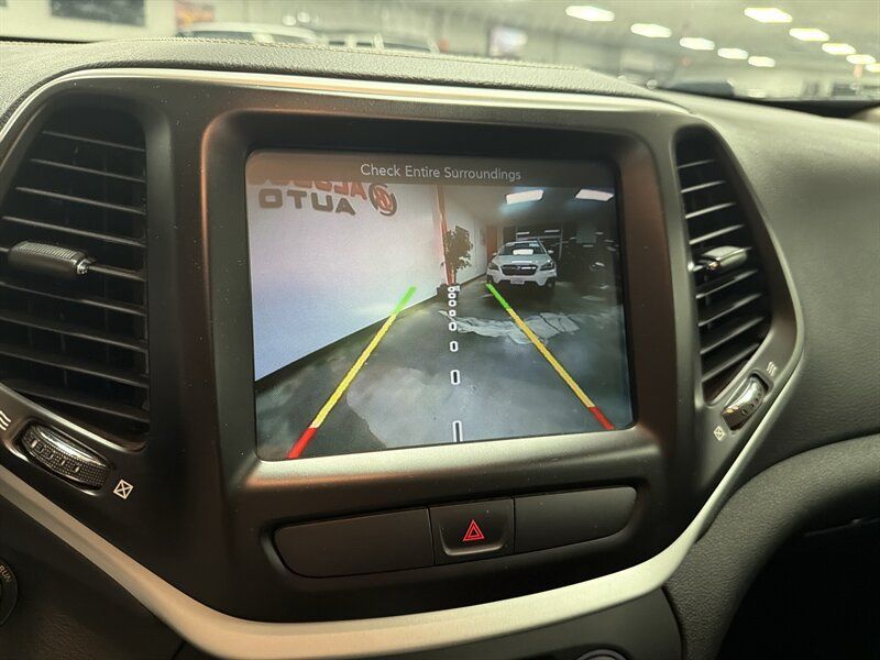 Used 2018 Jeep Cherokee Latitude Plus w/ Comfort/Convenience Group FWD image 50