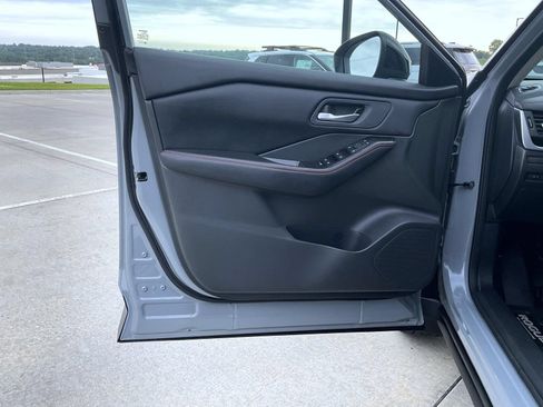 Certified 2025 Nissan Rogue SV AWD/4WD image 10