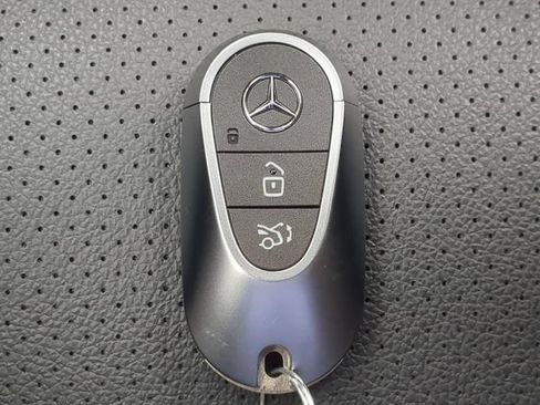 Used 2025 Mercedes-Benz GLC 300 image 35