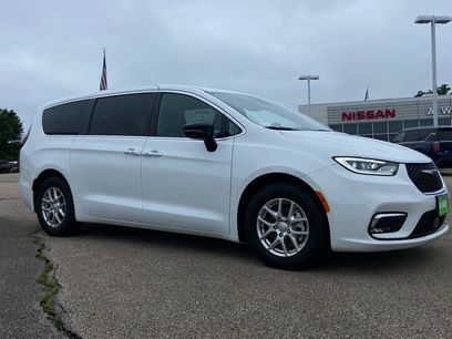Used 2025 Chrysler Pacifica Select