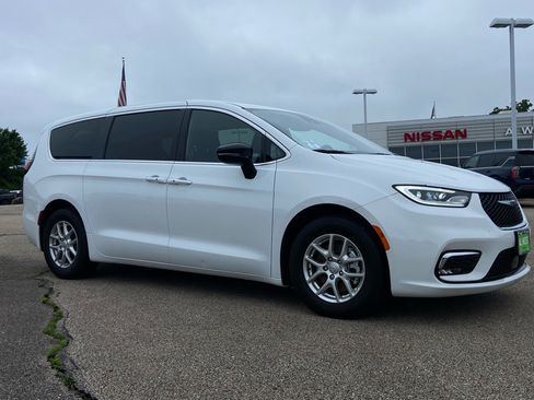 Used 2025 Chrysler Pacifica Select FWD image 1
