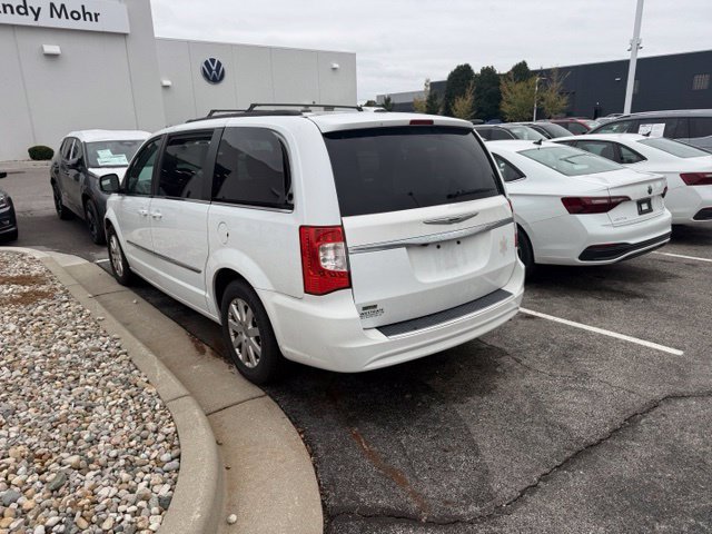 Used 2016 Chrysler Town & Country Touring FWD image 3