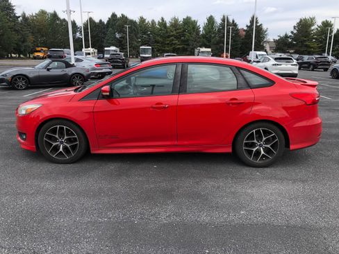 Used 2016 Ford Focus SE w/ SE Sport Package image 2