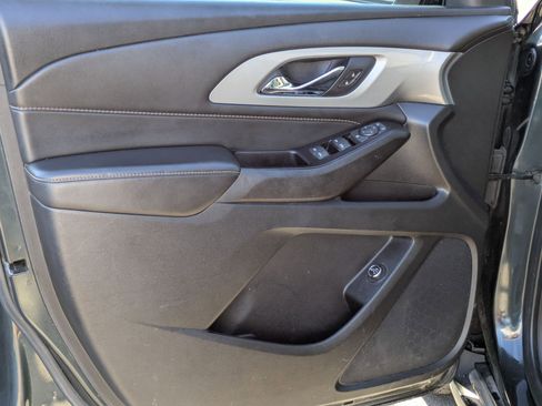 Used 2020 Chevrolet Traverse LT image 11