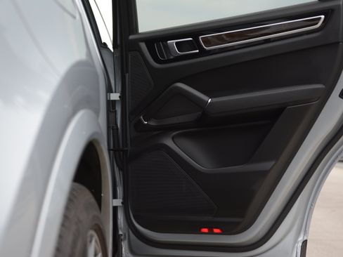 Certified 2023 Porsche Cayenne AWD/4WD image 31