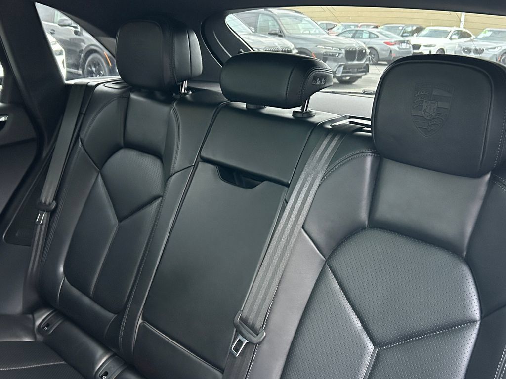 Used 2025 Porsche Macan AWD/4WD image 31