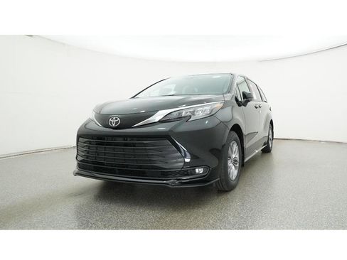 New 2026 Toyota Sienna XLE image 32