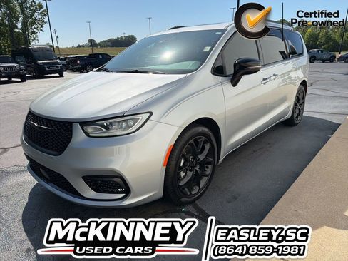 Certified 2023 Chrysler Pacifica Limited w/ S Appearance Package FWD image 11