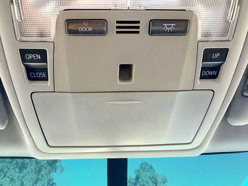 Used 2017 Toyota Camry SE image 16