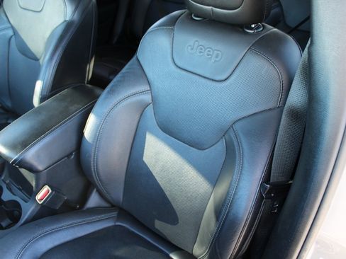 Used 2021 Jeep Cherokee Limited image 25