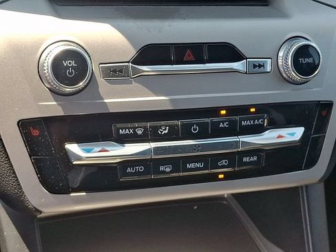 Used 2023 Ford Explorer XLT AWD/4WD image 15