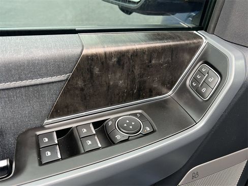 Used 2022 Ford F150 Lightning Lariat image 15