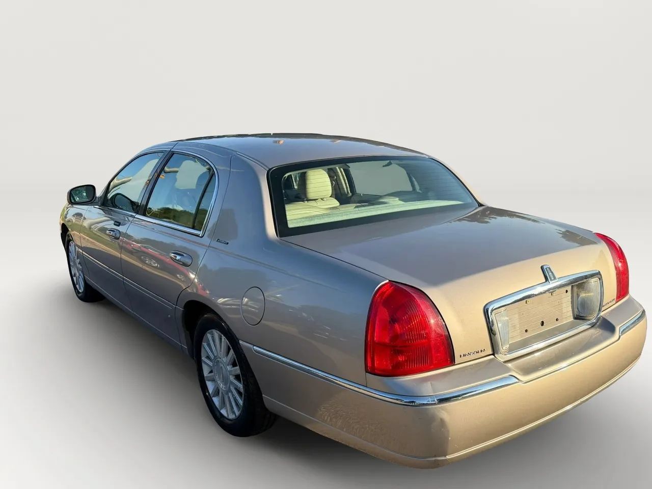 Used 2003 Lincoln Town Car Executive RWD image 5