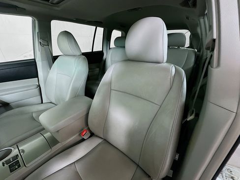 Used 2012 Toyota Highlander SE w/ Tow Pkg image 20