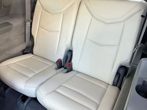 Used 2020 Cadillac XT6 Premium Luxury FWD image 17