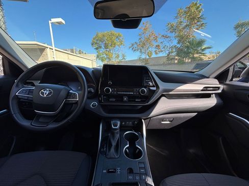 Used 2025 Toyota Highlander LE image 34