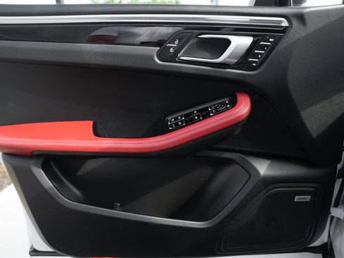 Used 2019 Porsche Macan AWD/4WD image 17