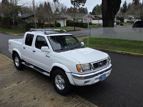 Used 2000 Nissan Frontier SE image 3