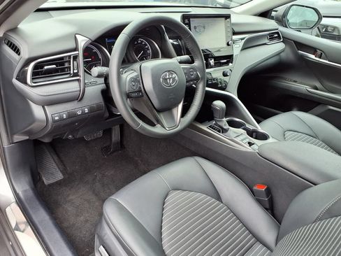 Used 2023 Toyota Camry SE w/ Audio Upgrade Package FWD image 4