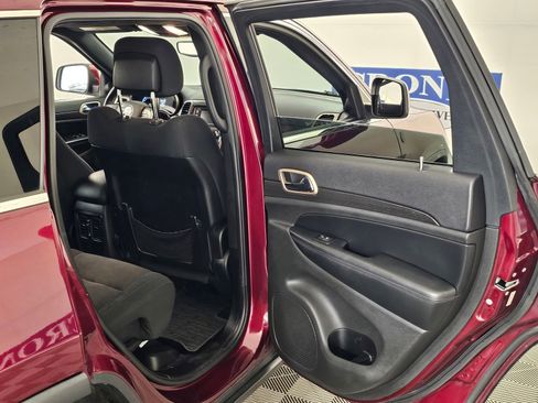 Used 2017 Jeep Grand Cherokee Laredo w/ Quick Order Package 23E image 28