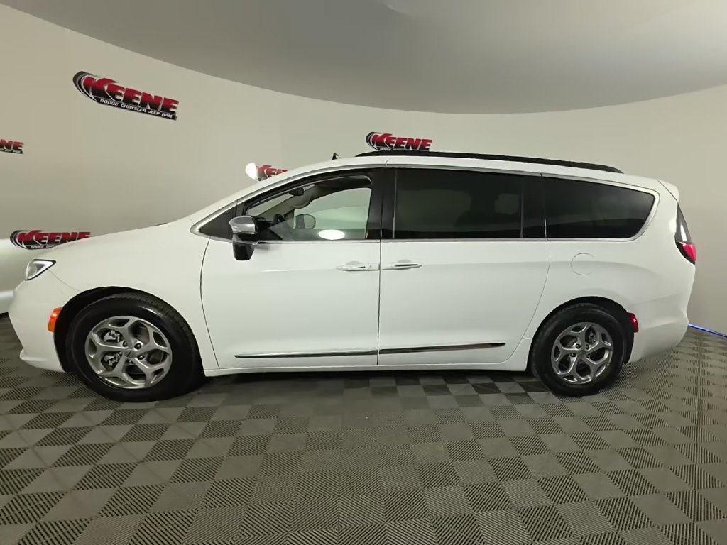 Used 2023 Chrysler Pacifica Limited FWD image 2