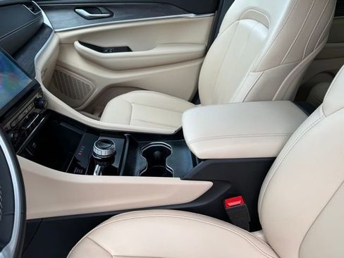 Used 2024 Jeep Grand Cherokee Limited image 23