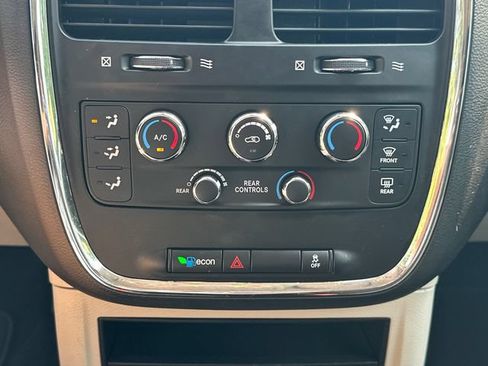 Used 2018 Dodge Grand Caravan SE w/ UConnect Hands-Free Group FWD image 33