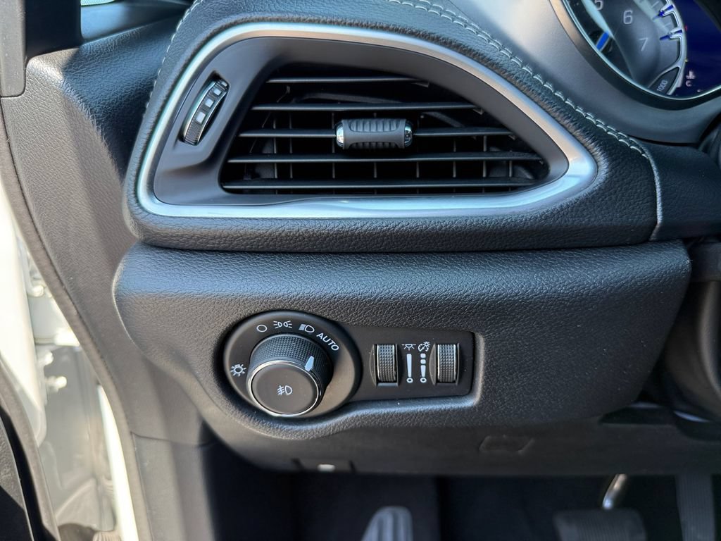 Used 2025 Chrysler Pacifica Limited FWD image 24