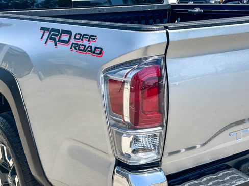Used 2022 Toyota Tacoma TRD Off-Road RWD image 9