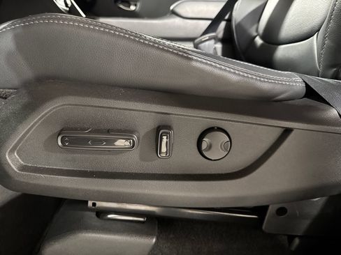Used 2025 Honda Pilot Touring image 17