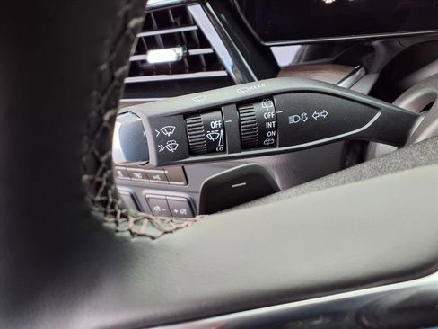 Used 2025 Chevrolet Suburban Premier image 11