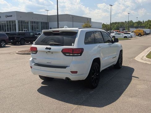 Used 2021 Jeep Grand Cherokee Laredo X AWD/4WD image 5
