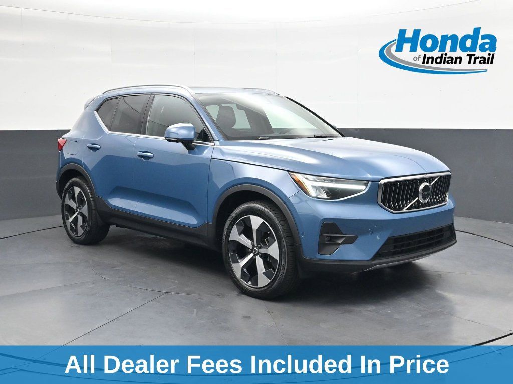 Used 2024 Volvo XC40 B5 Plus AWD/4WD image 1