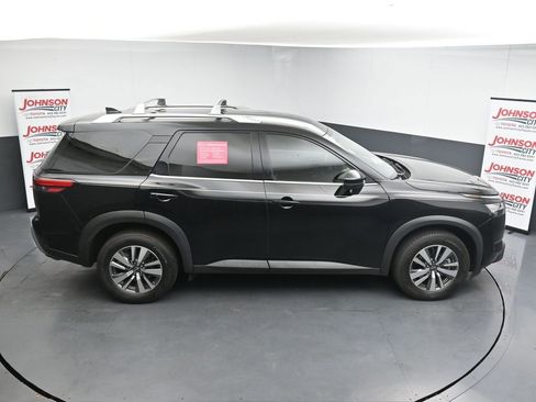 Used 2023 Nissan Pathfinder SL AWD/4WD image 32