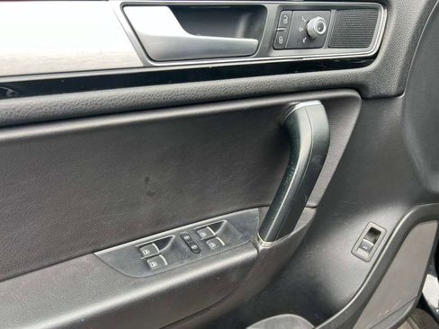 Used 2017 Volkswagen Touareg Wolfsburg Edition image 27
