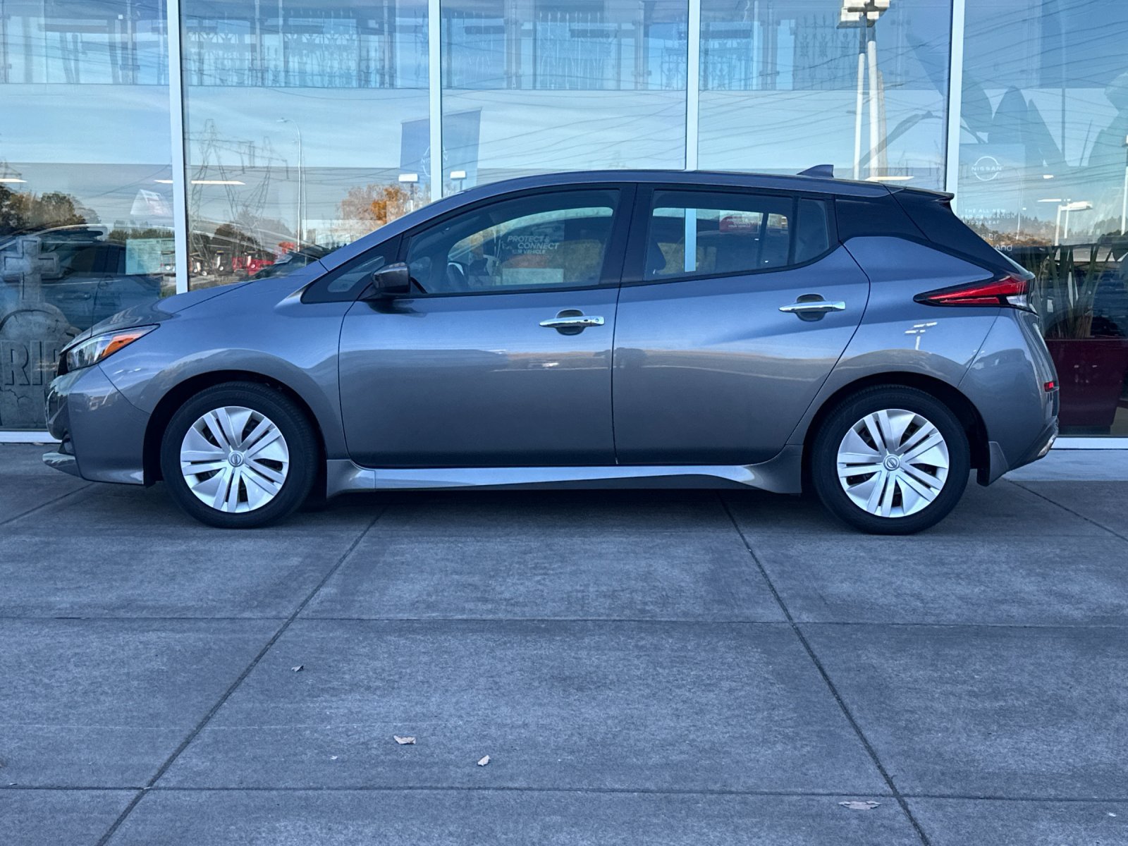 Used 2025 Nissan Leaf S FWD image 7