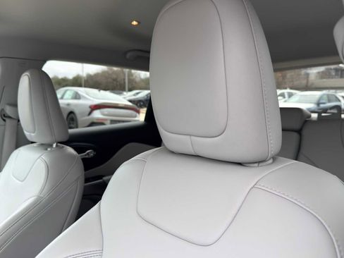 Used 2021 Jeep Cherokee Latitude Plus image 16