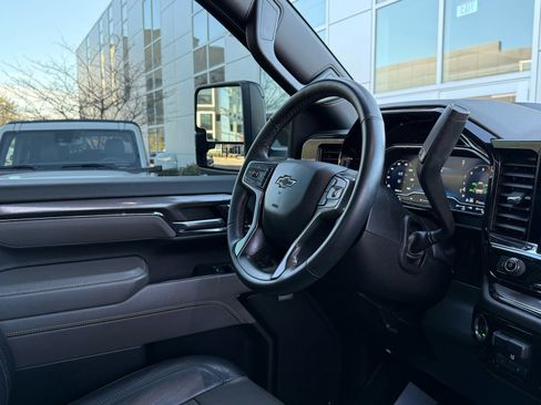 Used 2024 Chevrolet Silverado 2500 ZR2 w/ Technology Package image 31