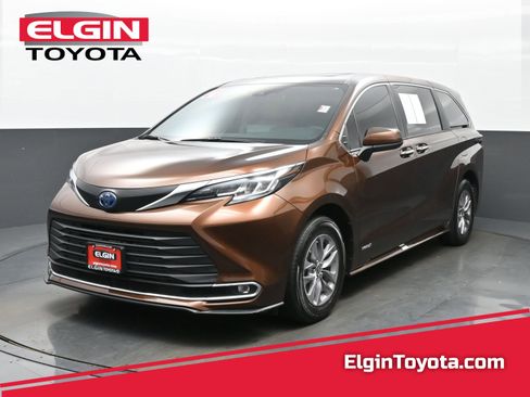 Used 2021 Toyota Sienna XLE FWD image 1