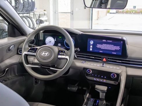 Used 2024 Hyundai Elantra SEL FWD image 11