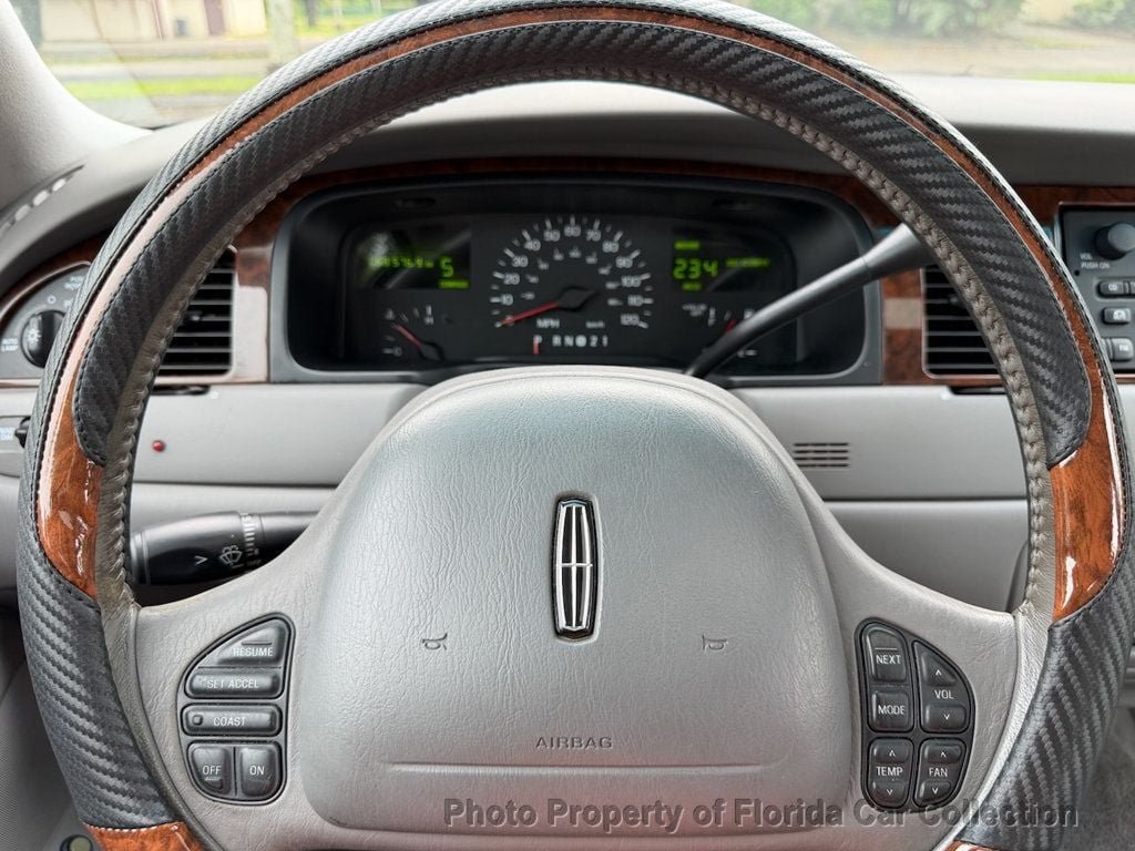 Used 1999 Lincoln Town Car Signature RWD image 37