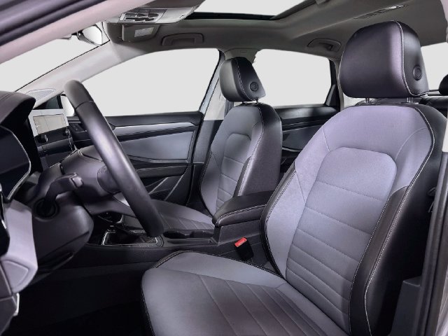 Used 2025 Volkswagen Jetta SE FWD image 24