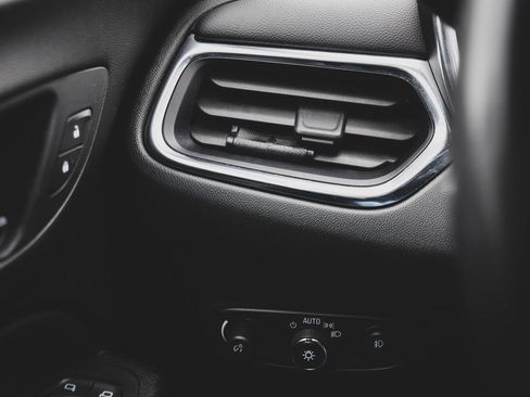 Used 2021 Chevrolet Equinox LT image 12