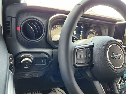 Used 2025 Jeep Gladiator Rubicon AWD/4WD image 24