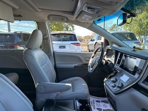 Used 2017 Toyota Sienna XLE Premium image 35