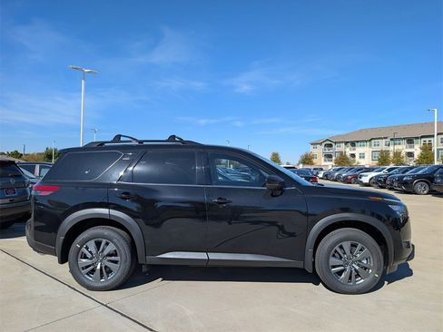 New 2025 Nissan Pathfinder SV image 3